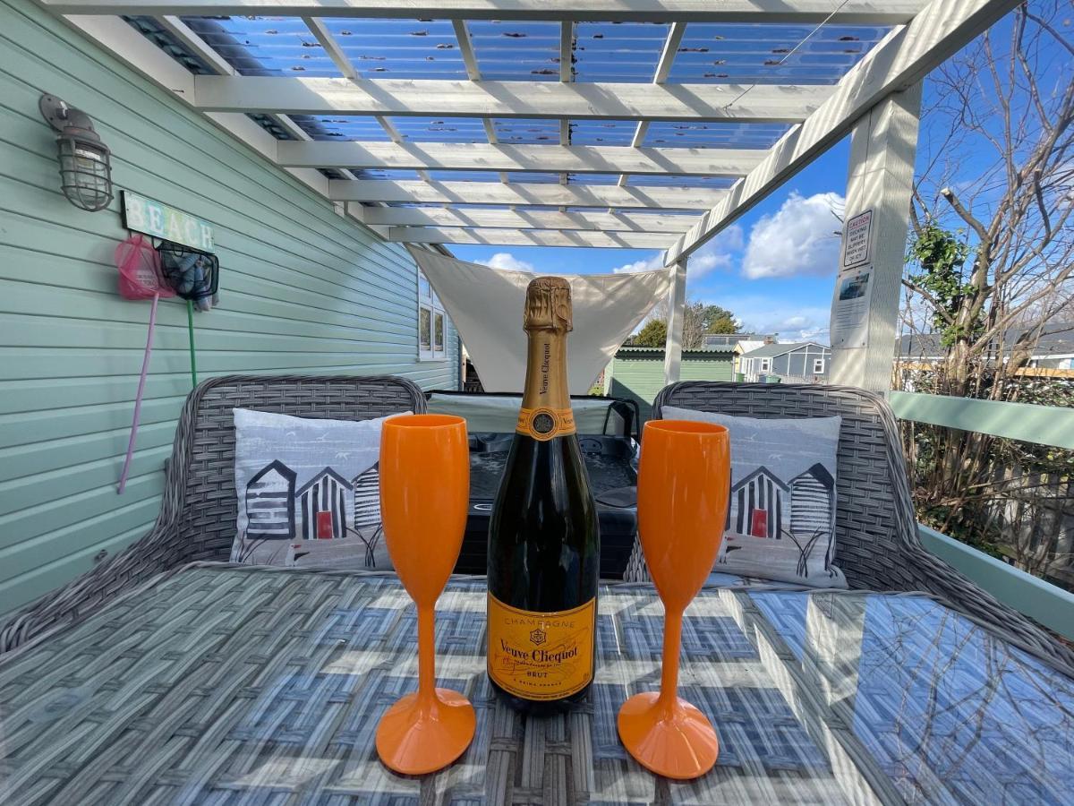 Willa Den Of Joy Humberston Fitties Sleeps 6,Hot Tub,Log Burner Cleethorpes Zewnętrze zdjęcie